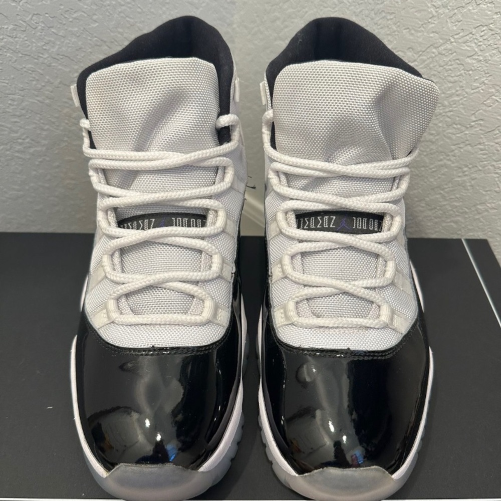 *LIKE NEW* (no box) Jordan 11 concord size 11.5